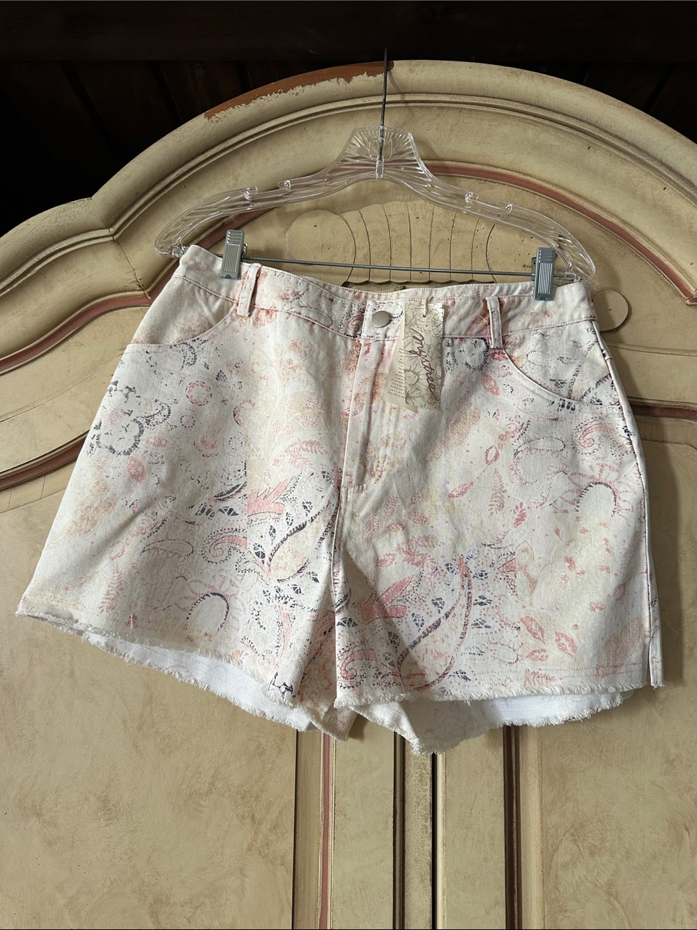 NWT Mystree Cream Paisley Print Denim Shorts with Pastel Accents size Large